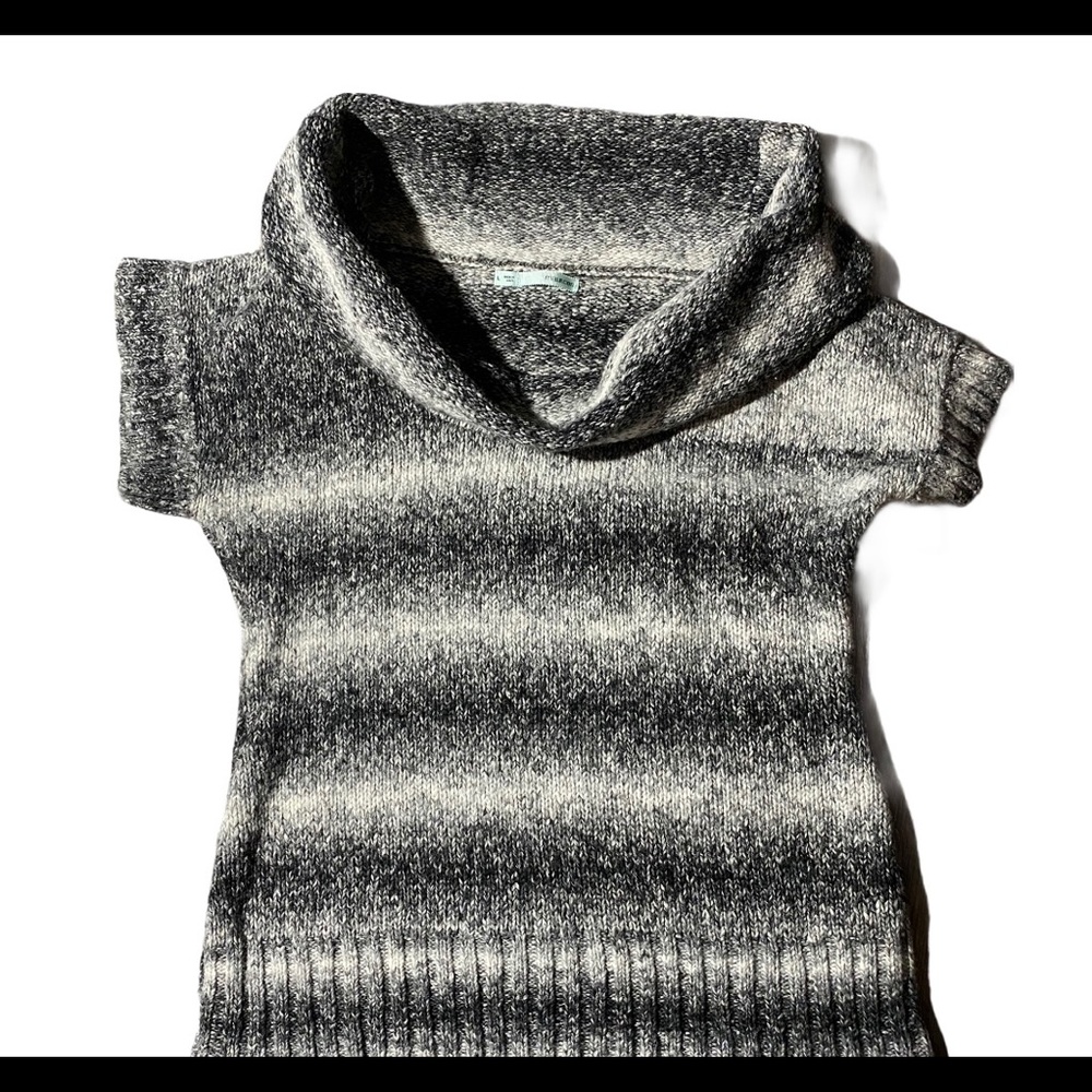Short sleeve sweater